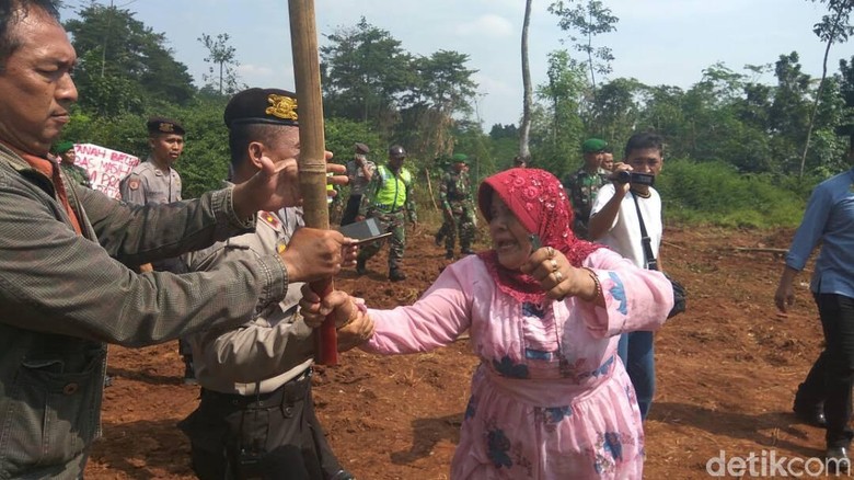 Begini Cara Dausri Melawan Eksekutor Lahan Tol Batang - Semarang