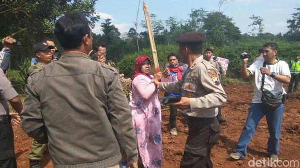 Begini Cara Dausri Melawan Eksekutor Lahan Tol Batang - Semarang