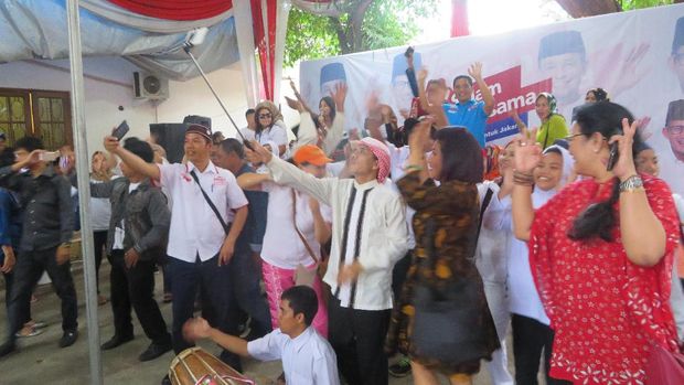 Kemeriahan pendukung menyambut Anies di Posko Cicurug