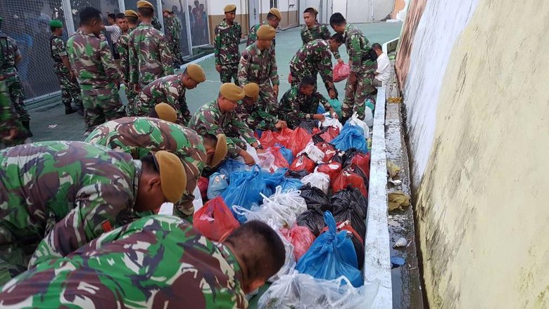 Saat Prajurit TNI Bagikan Makanan untuk Tahanan di Pekanbaru