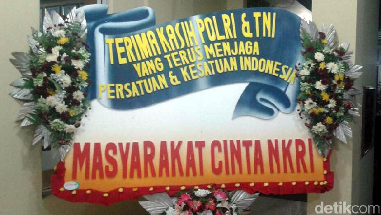 Polres Banyumas juga Dapat Karangan Bunga