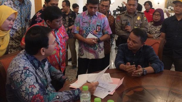 Ahok mendengarkan permintaan warga yang meminta rusun.
