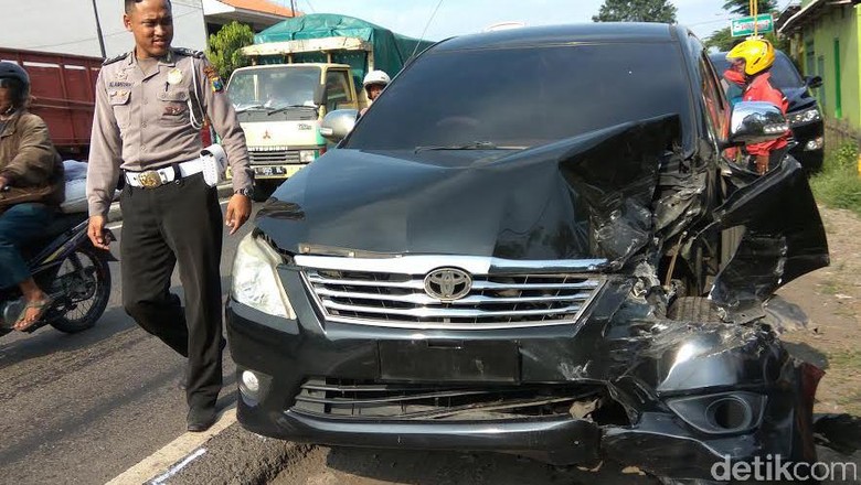 Mobil Rombongan Menakertrans Terlibat Kecelakaan di Sidoarjo