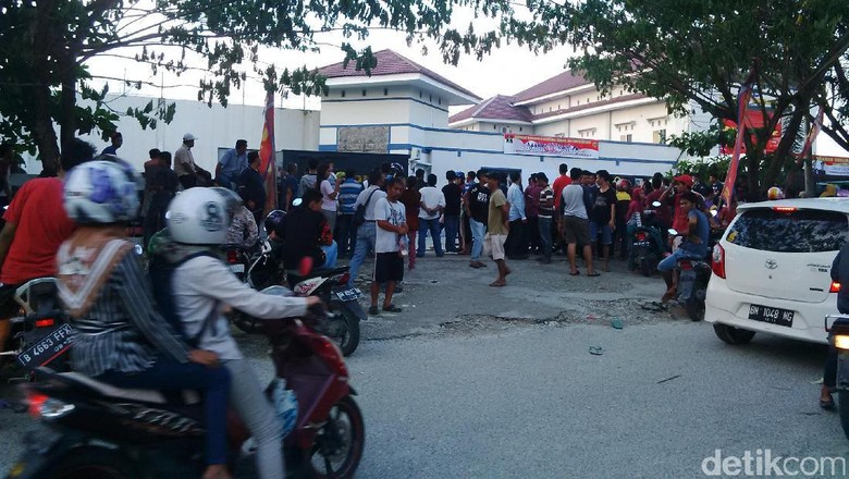 Ratusan Tahanan Kabur, Rutan Pekanbaru Masih Ramai Didatangi Warga Ratusan Tahanan Kabur, Rutan Pekanbaru Masih Ramai Didatangi Warga