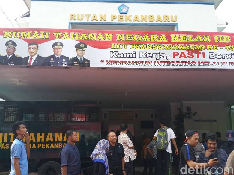 Ratusan Tahanan Kabur, Kemenkumham akan Copot Karutan Pekanbaru Ratusan Tahanan Kabur, Kemenkumham akan Copot Karutan Pekanbaru