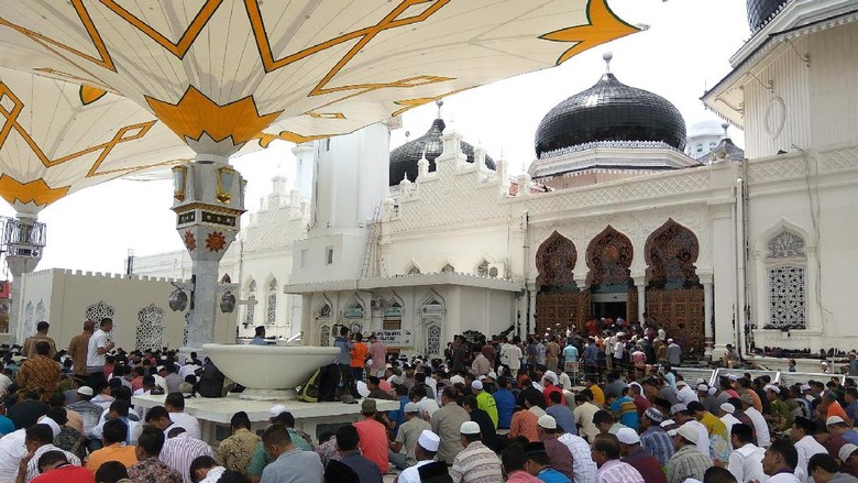 Foto: Salat Jumat di Masjid Baiturrahman Banda Aceh (Agus Setyadi/detikTravel) Foto: Salat Jumat di Masjid Baiturrahman Banda Aceh (Agus Setyadi/detikTravel)