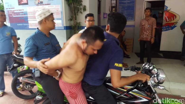 Polisi Tangkap 2 Tahanan Rutan Pekanbaru di Angkutan Umum Polisi Tangkap 2 Tahanan Rutan Pekanbaru di Angkutan Umum