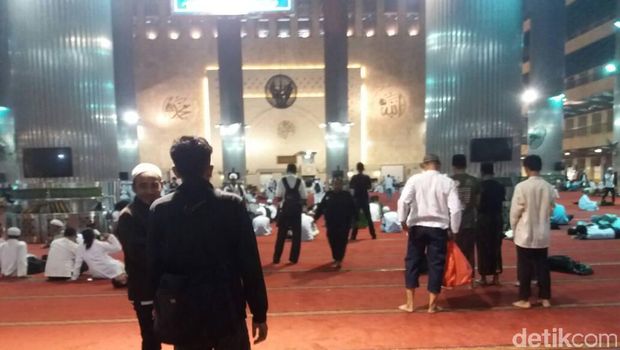 Sebagian massa ak   si 55 masih berada di dalam Masjid Istiqlal. 