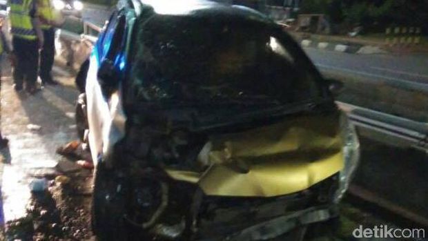 Mobil yang ditumpangi Sheila Marcia dan Melodya Vanesha