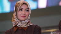 Tampil Berhijab, Revalina S Temat Bikin Hati Adem