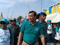 Luhut saat mengecek sampah di Cilincing