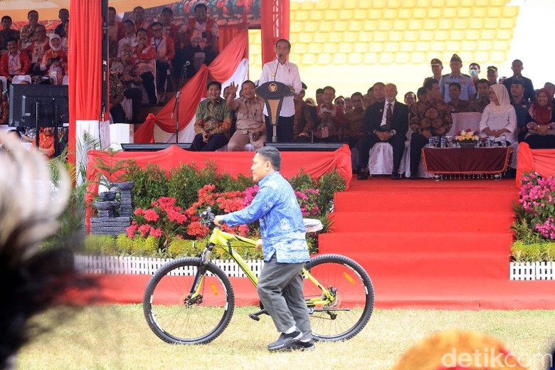 Cerita Tanam Jagung dan Kakao, Petani Ini Dapat Sepeda dari Jokowi Cerita Tanam Jagung dan Kakao, Petani Ini Dapat Sepeda dari Jokowi