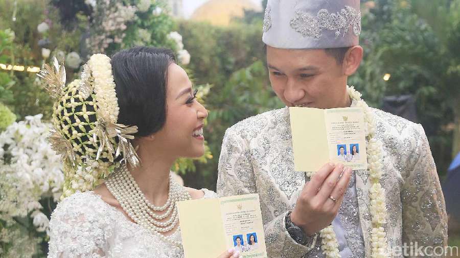 Rinni Wulandari dan Jevin Julian Pamer Buku Nikah