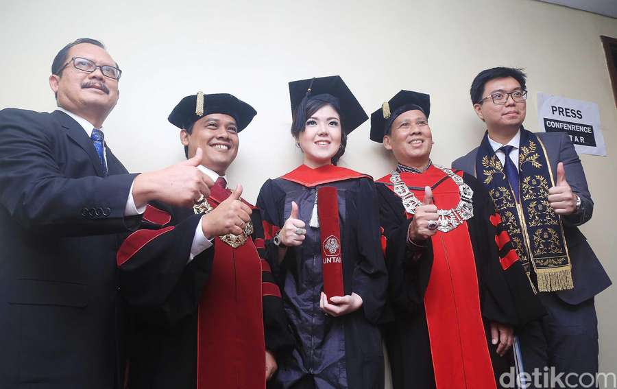 Tina Toon Wisuda S2 Magister Ilmu Hukum