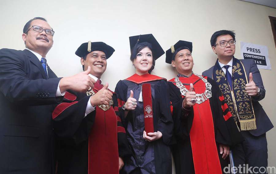Tina Toon Wisuda S2 Magister Ilmu Hukum Tina Toon Wisuda S2 Magister Ilmu Hukum