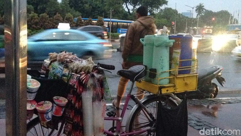 Pedagang di Sudirman Bingung Lihat Ceceran Buih yang Dikira Salju