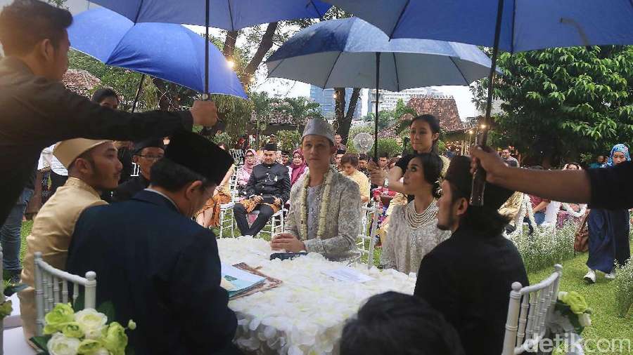 Rinni Wulandari dan Jevin Julian Pamer Buku Nikah