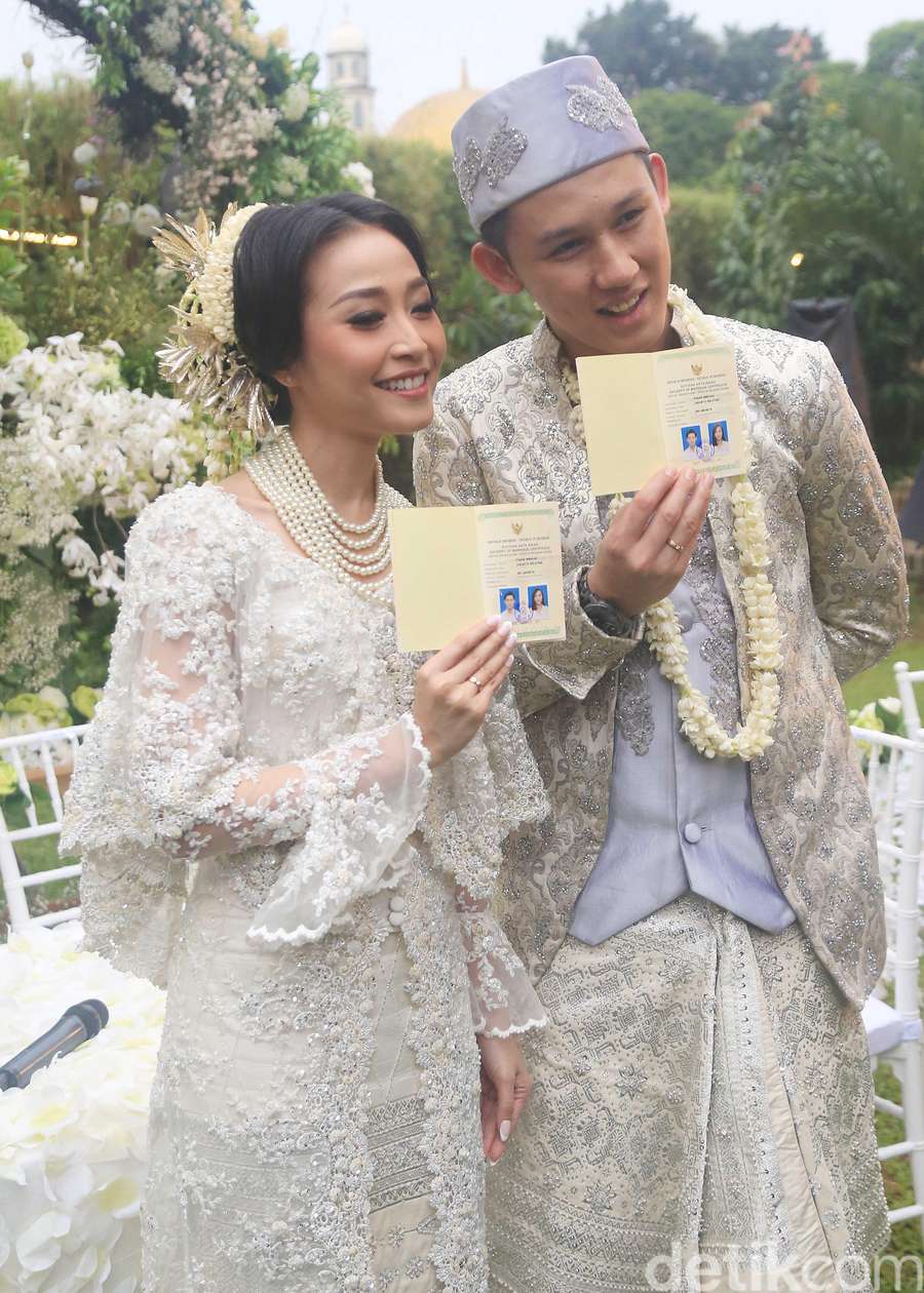 Rinni Wulandari dan Jevin Julian Pamer Buku Nikah