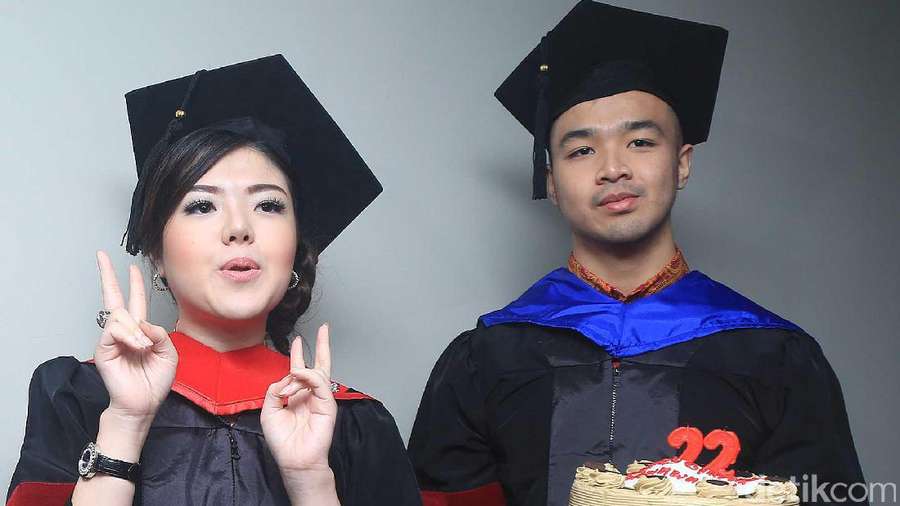 Tina Toon Wisuda S2 Magister Ilmu Hukum