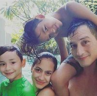 Pevita Pearce dan Mike Lewis Berenang Bareng