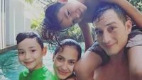 Pevita Pearce dan Mike Lewis Berenang Bareng