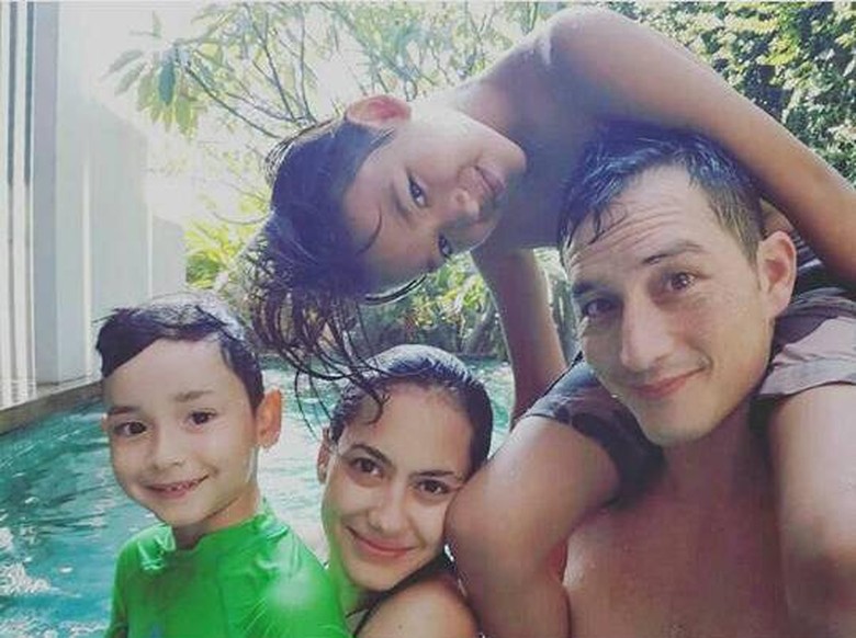 Pevita Pearce dan Mike Lewis Berenang Bareng Pevita Pearce dan Mike Lewis Berenang Bareng