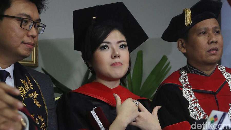 Tina Toon Wisuda S2 Magister Ilmu Hukum