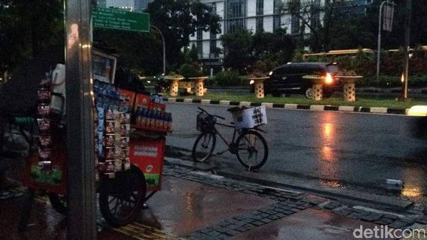 Pedagang di Sudirman Bingung Lihat Ceceran Buih yang Dikira Salju