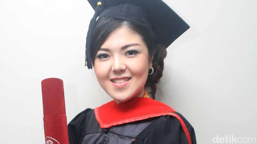 Tina Toon Wisuda S2 Magister Ilmu Hukum