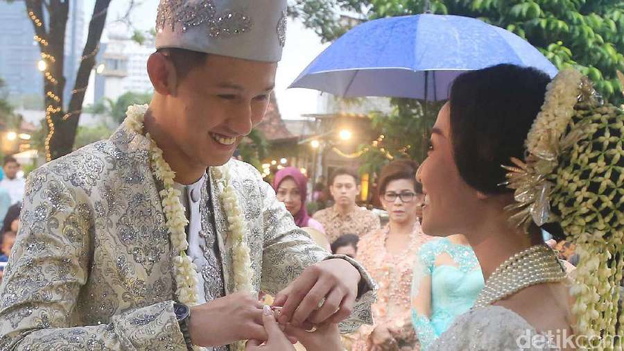 Rinni Wulandari dan Jevin Julian Pamer Buku Nikah