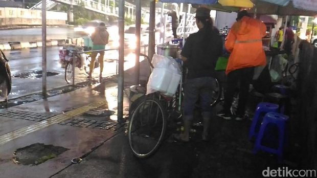 Pedagang di Sudirman Bingung Lihat Ceceran Buih yang Dikira Salju