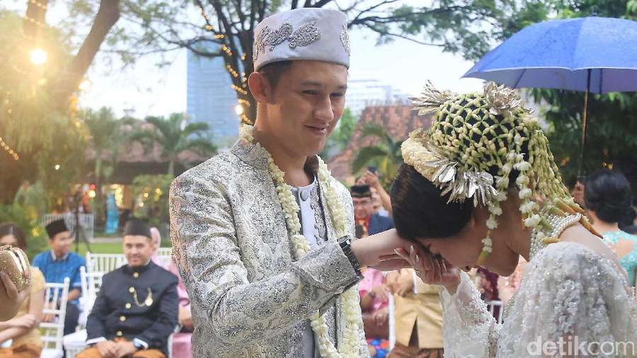 Rinni Wulandari dan Jevin Julian Pamer Buku Nikah