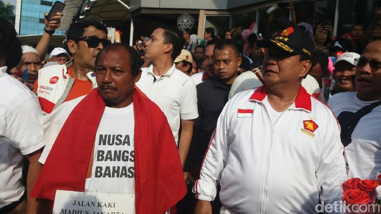 Sandiaga Beri Sepatu OK OCE Ke Pejalan Kaki Asal Madiun Sandiaga Beri Sepatu OK OCE Ke Pejalan Kaki Asal Madiun