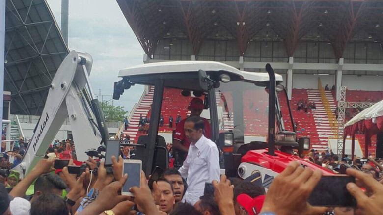 Jokowi Cek Alsintan Buatan Pindad di Aceh Jokowi Cek Alsintan Buatan Pindad di Aceh