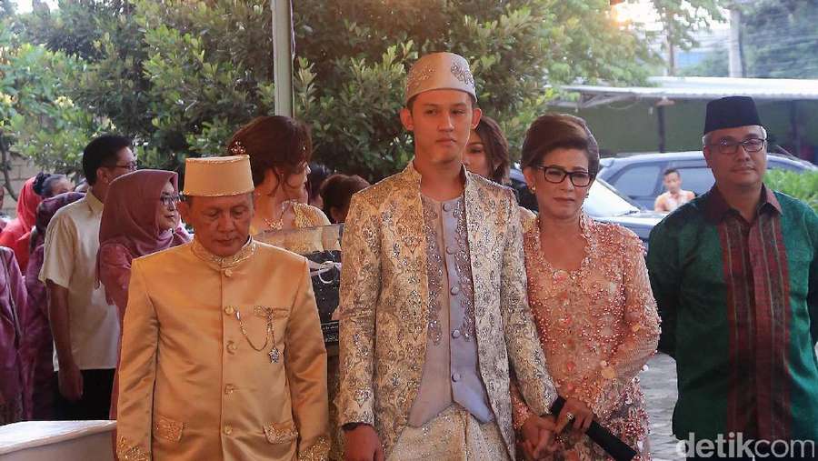 Rinni Wulandari dan Jevin Julian Pamer Buku Nikah