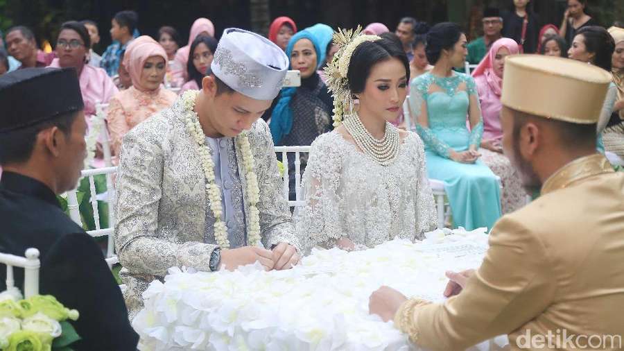 Rinni Wulandari dan Jevin Julian Pamer Buku Nikah