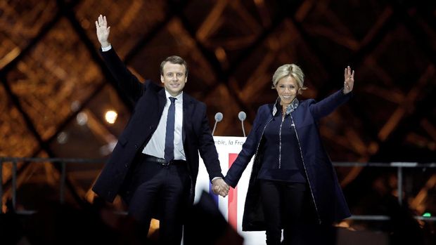 Emmanuel Macron dan istrinya, Brigitte Trogneux