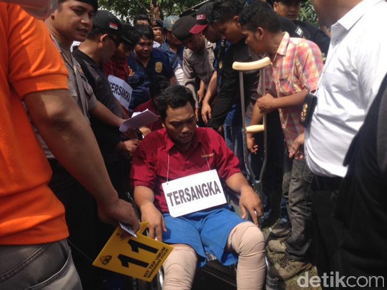 Rekonstruksi Pembunuhan, Andi Lala Berkursi Roda dan Terus Menunduk Rekonstruksi Pembunuhan, Andi Lala Berkursi Roda dan Terus Menunduk