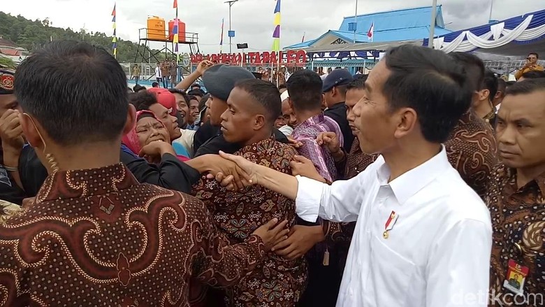 Pagar Betis Paspampres, Batas Antara Jokowi dan Warga Halmahera Pagar Betis Paspampres, Batas Antara Jokowi dan Warga Halmahera