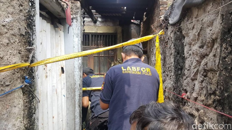 Polisi Lakukan Olah TKP Lokasi Kebakaran di Jatinegara Polisi Lakukan Olah TKP Lokasi Kebakaran di Jatinegara