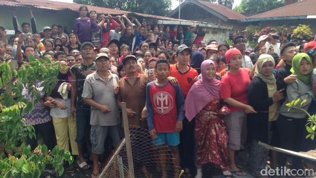 Warga memenuhi lokasi rekonstruksi pembunuhan satu keluarga di Medan, Senin (8/5/2017)