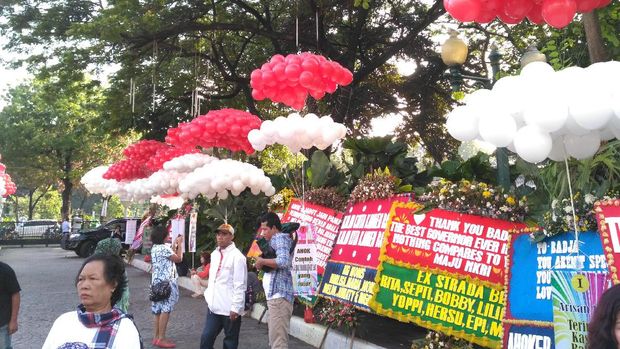 Warga Bandung ini Rela Temui Ahok di Balai Kota Untuk Berikan Kue