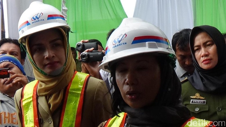 Rini Soemarno Tinjau Proyek Tol Pasuruan-Probolinggo Rini Soemarno Tinjau Proyek Tol Pasuruan-Probolinggo