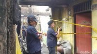 Petugas Puslabfor lakukan olah TKP di lokasi kebakaran.