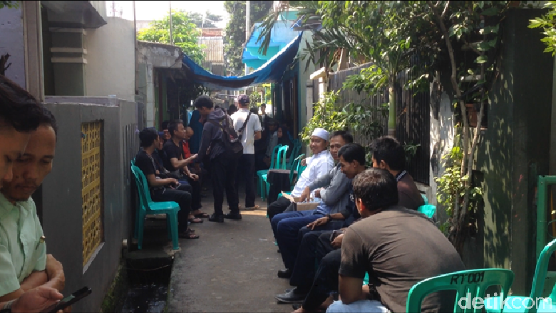 Warga Melayat 1 Keluarga Korban Tewas Kebakaran di Jatinegara Warga Melayat 1 Keluarga Korban Tewas Kebakaran di Jatinegara