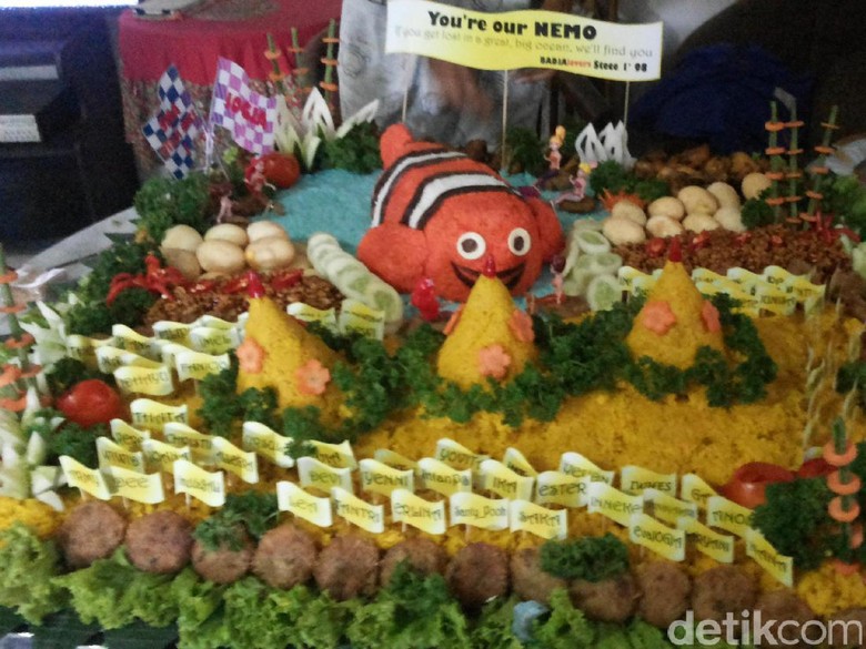 Warga Santap Tumpeng Nemo di Balai Kota Warga Santap Tumpeng Nemo di Balai Kota