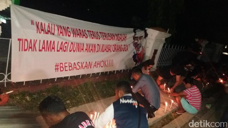 Lilin dan Doa Warga Kupang NTT untuk Ahok Lilin dan Doa Warga Kupang NTT untuk Ahok