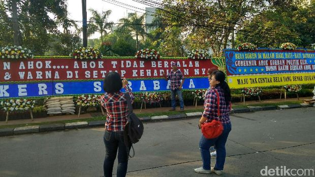 Massa Pro Ahok Mulai Berdatangan ke Gedung Kementan