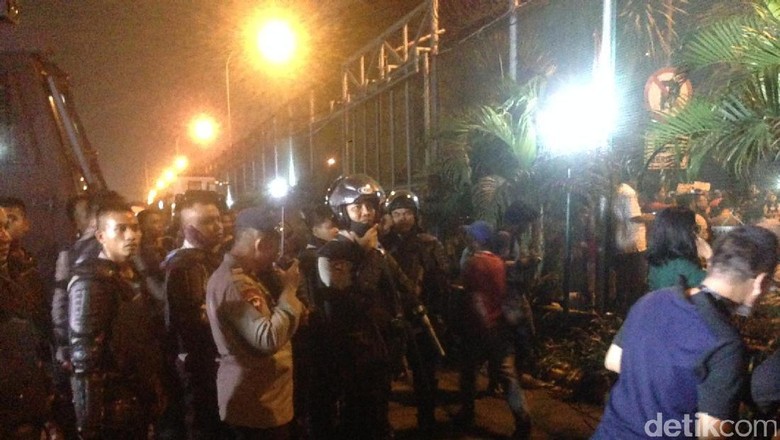 Massa Pro-Ahok Bertahan di Cipinang, Polisi Siagakan Water Canon Massa Pro-Ahok Bertahan di Cipinang, Polisi Siagakan Water Canon