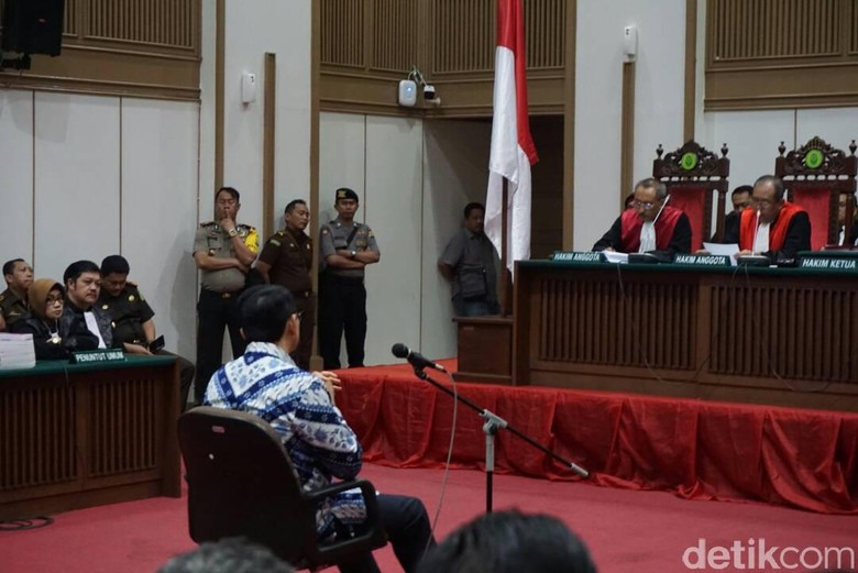 Gestur Ahok Dengarkan Pembacaan Vonis Kasus Penistaan Agama